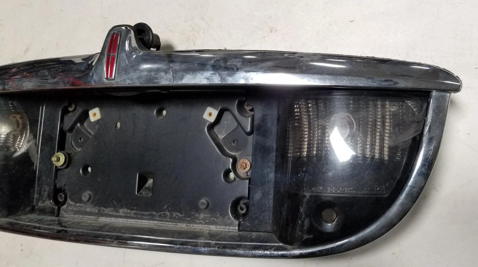 Rear License Plate Tail Light for Lincoln Continental (1998–2002)