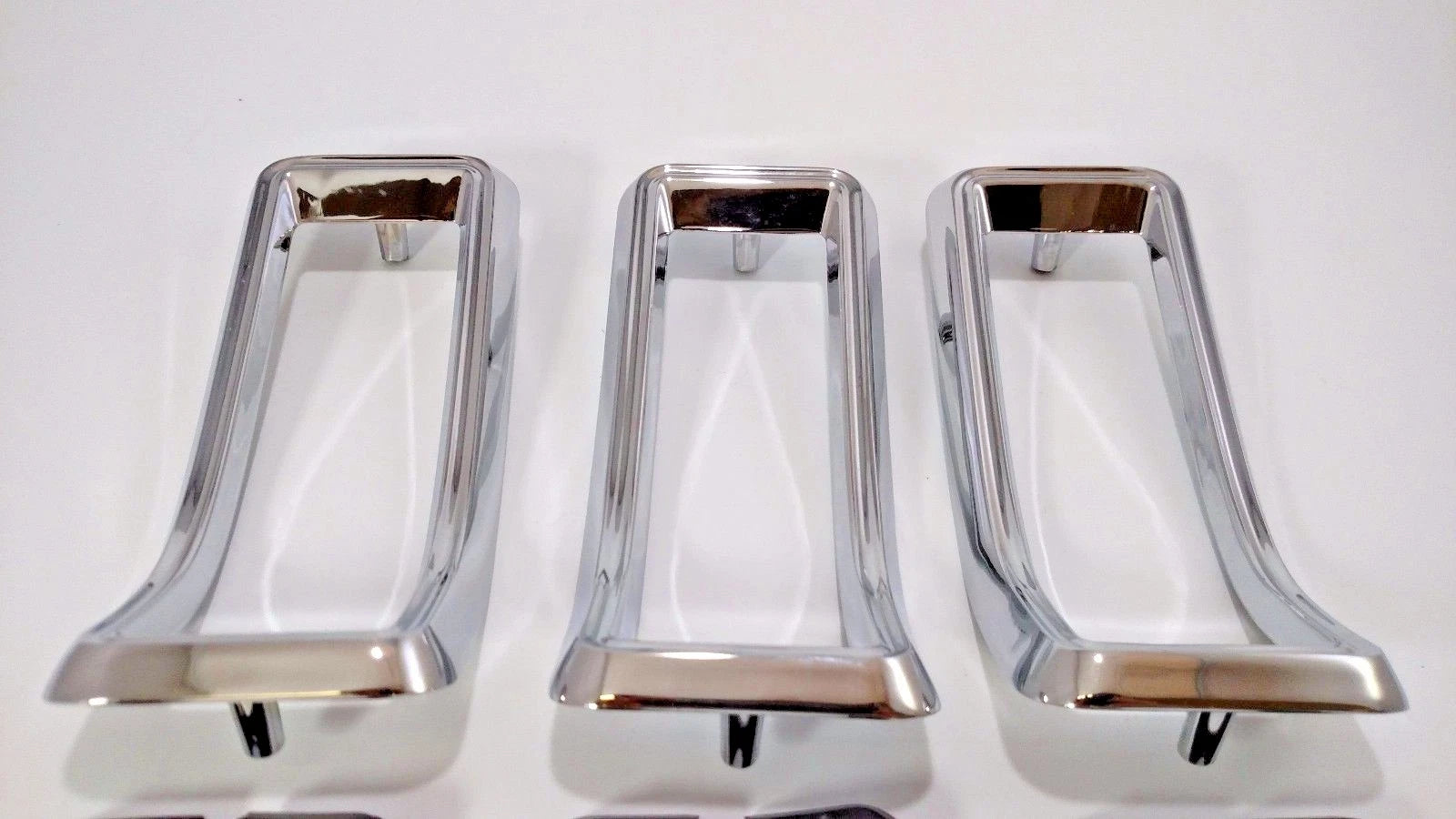 Tail Light Bezels Chrome Left Side for Ford Mustang (1967–1968)