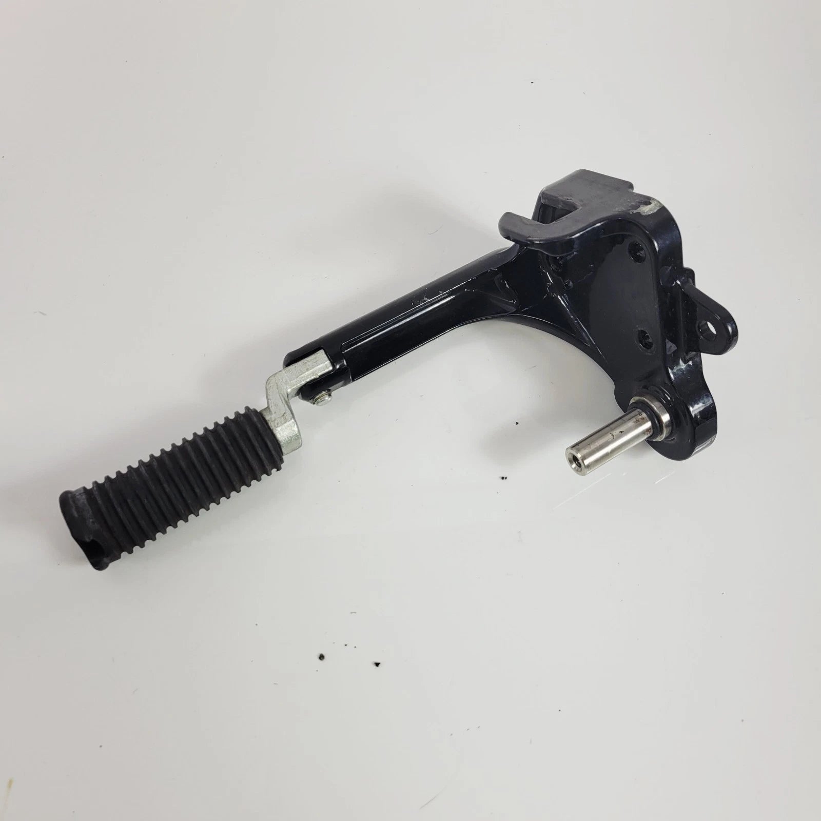 OEM Forward Control Right Footpeg Bracket for Harley Softail Heritage Classic (2005–2017)
