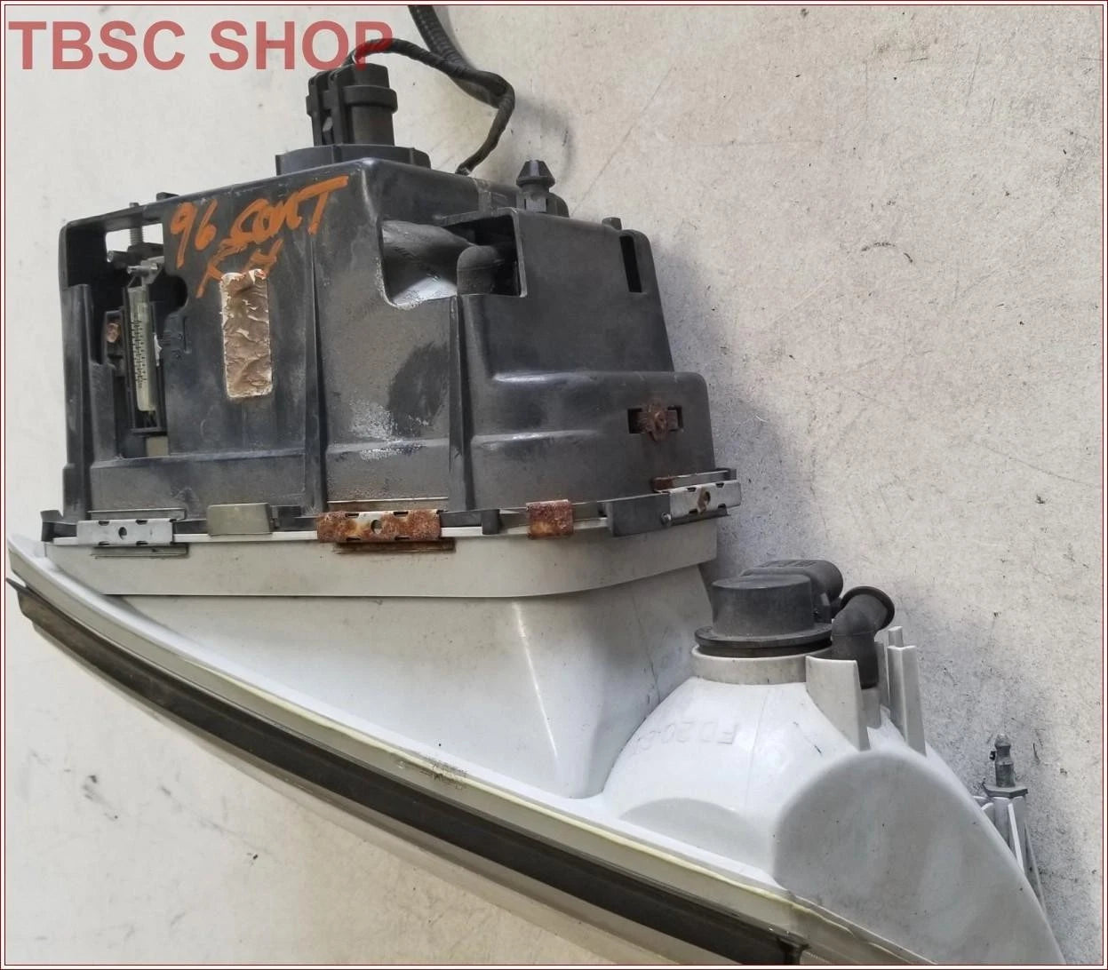 RH Passenger Side Headlight Assembly for Lincoln Continental (1995–1997)