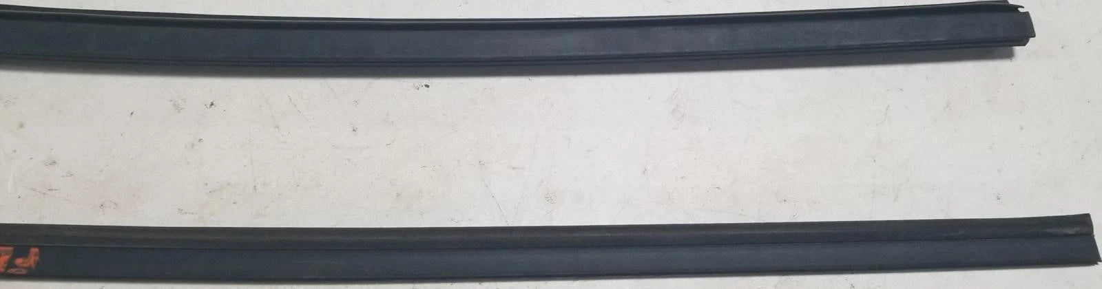 Set of 2 Window Molding Seals for Jaguar XK8 XKR (1997–2006)