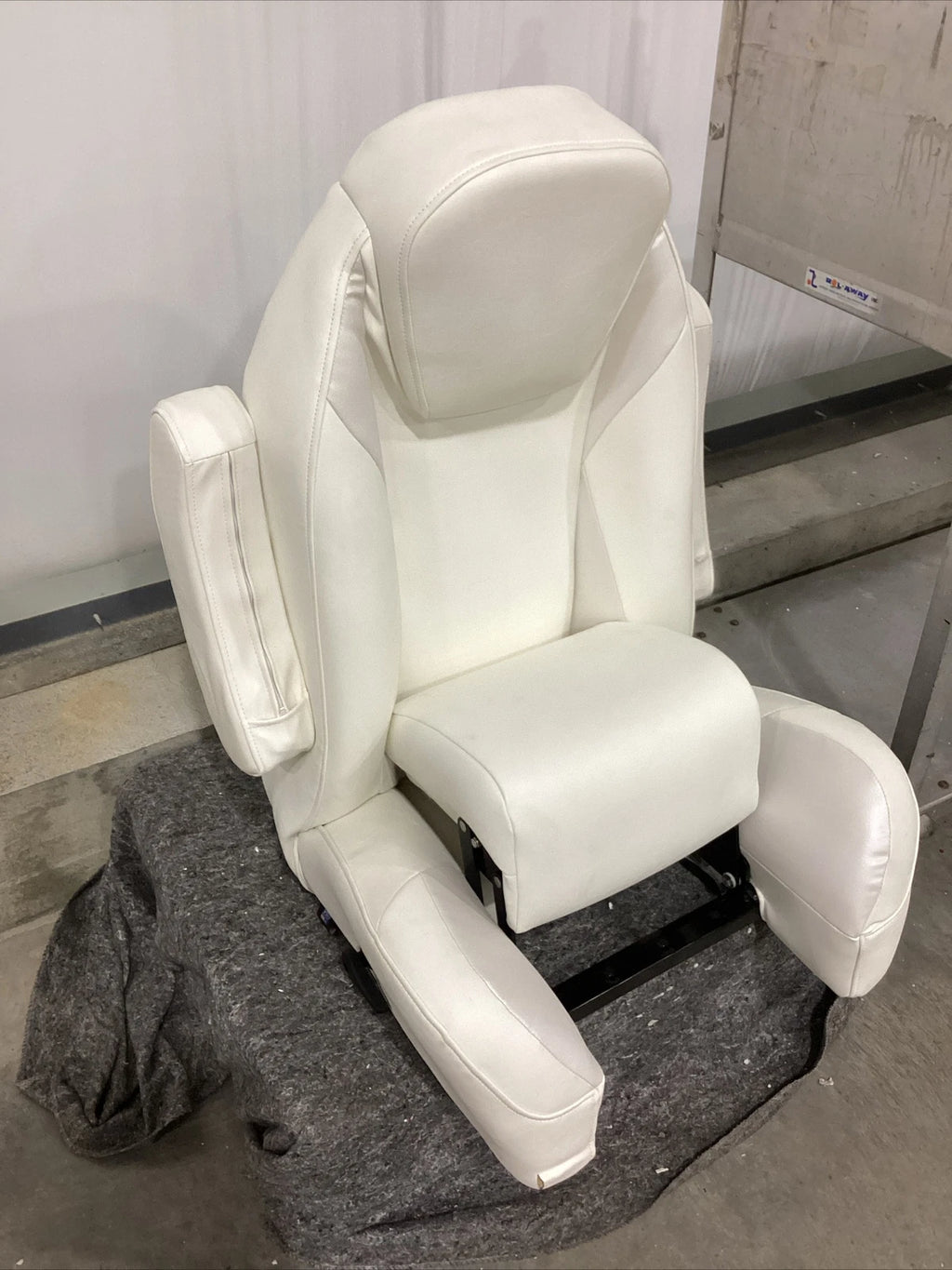 LCI Platinum Reclining Helm Seat for Pontoon (Open Box) 674637