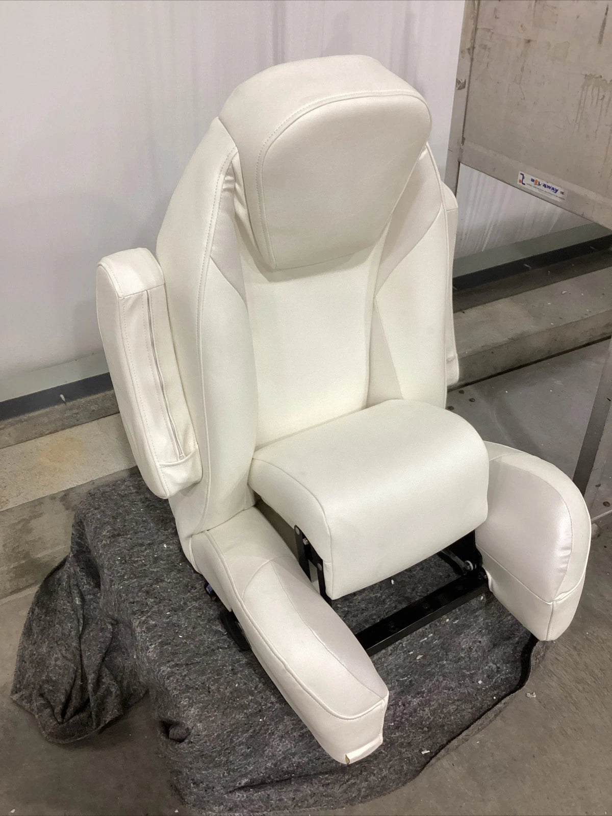 LCI Platinum Reclining Helm Seat for Pontoon (Open Box) 674637