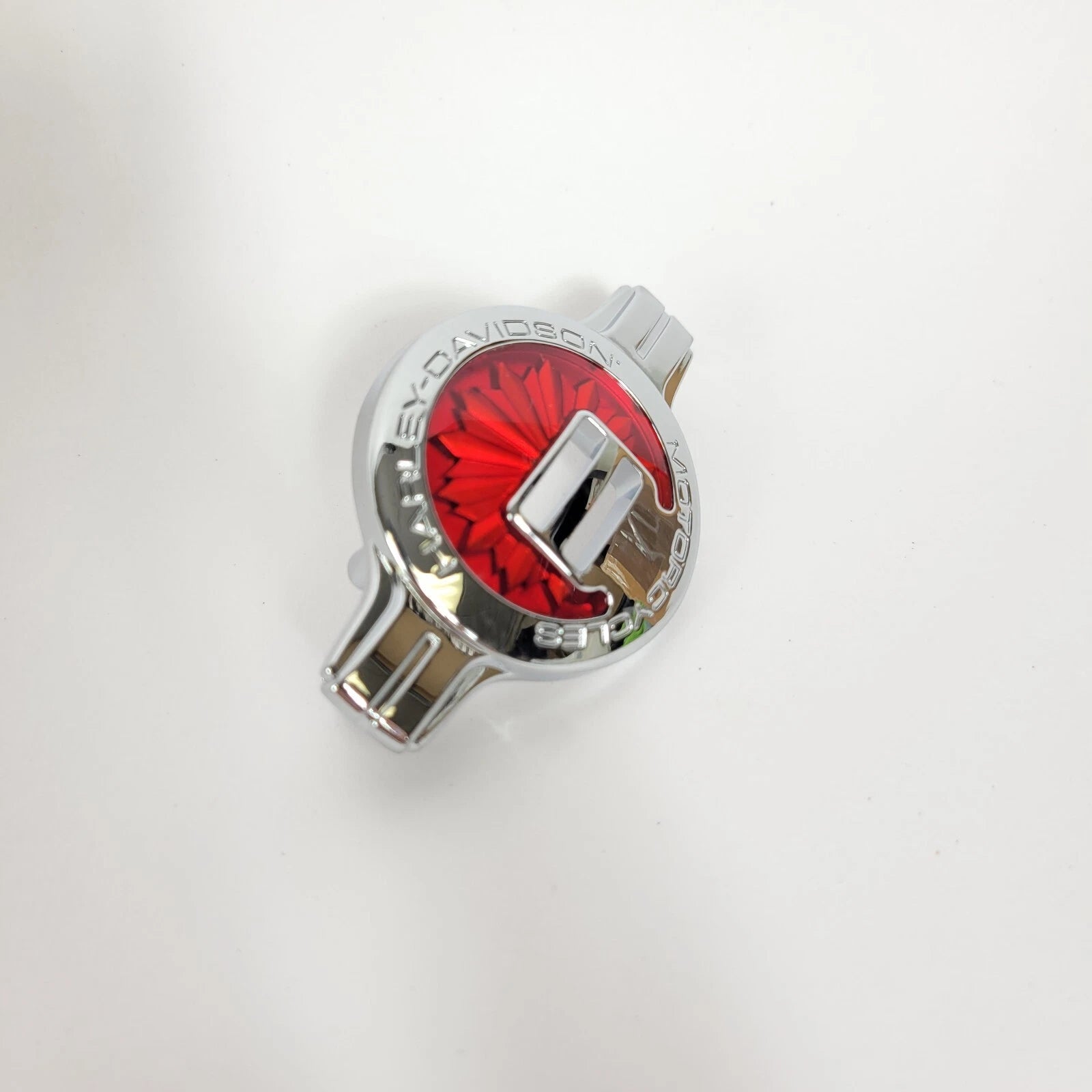 Chrome Red Medallion Concho Backrest Emblem for Harley Davidson (61400327)