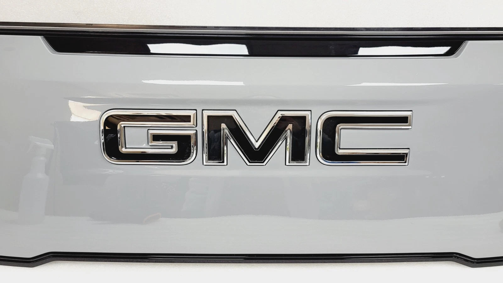 Front Grille Assembly for GMC Sierra EV (2024–2026) 85724135, Black Emblem