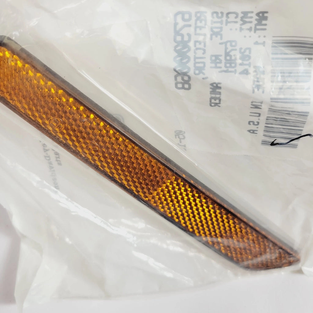 Right Hand Amber Reflector for Harley-Davidson (67900068)