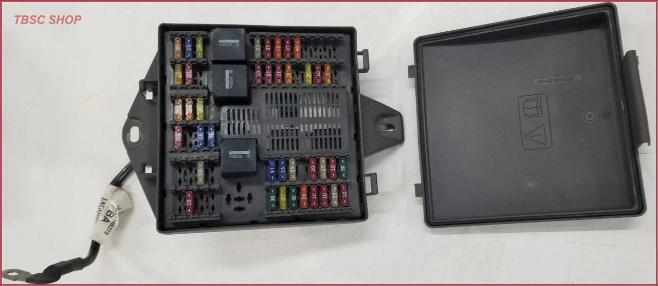 Rear Trunk Fuse Relay Box for Jaguar XJ8 VDP (2004–2007) 2W93-14N093-BC