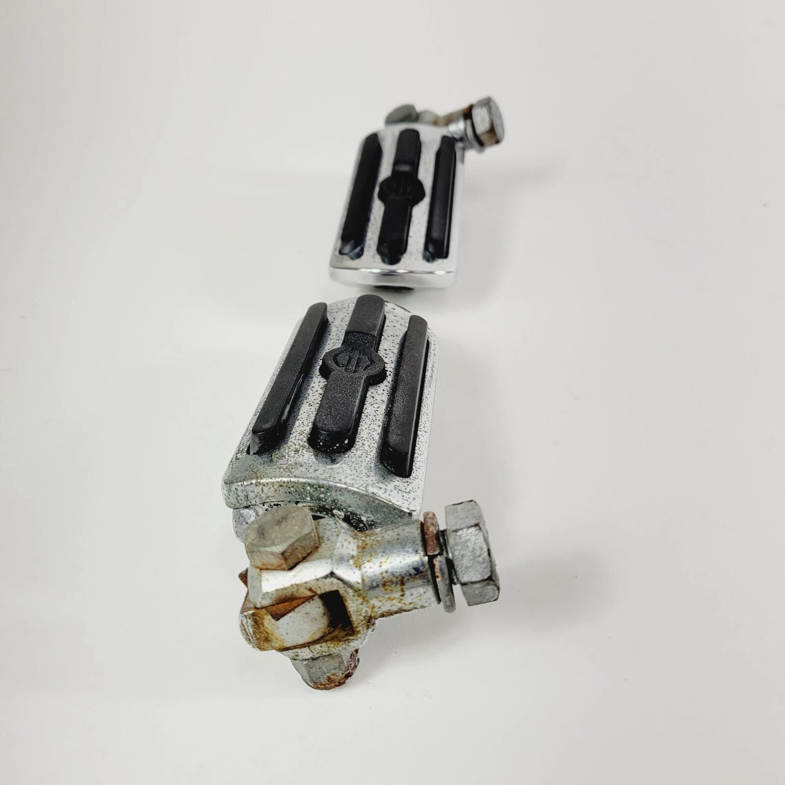 Set of 2 Chrome Male Foot Pegs for Harley Davidson (2008–2021)