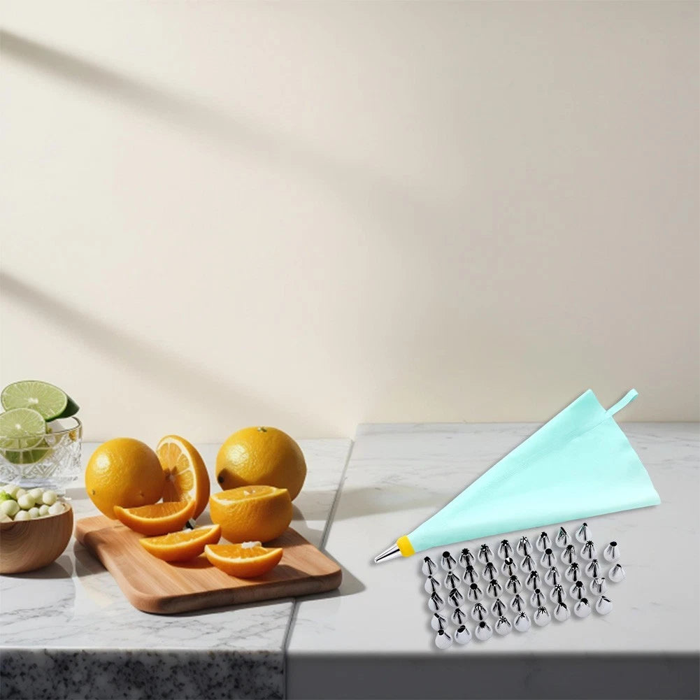 Set of 4 Decorative Baking Nozzles and Silicone Bags for Culinary Creations