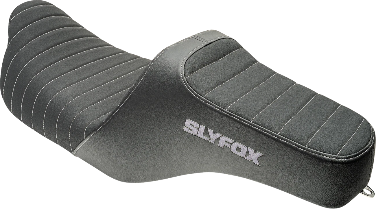 SLYFOX Highnoon Seat for FLH/FLT (2008–2024) - Vinyl, Classic Stitch, Silver Logo