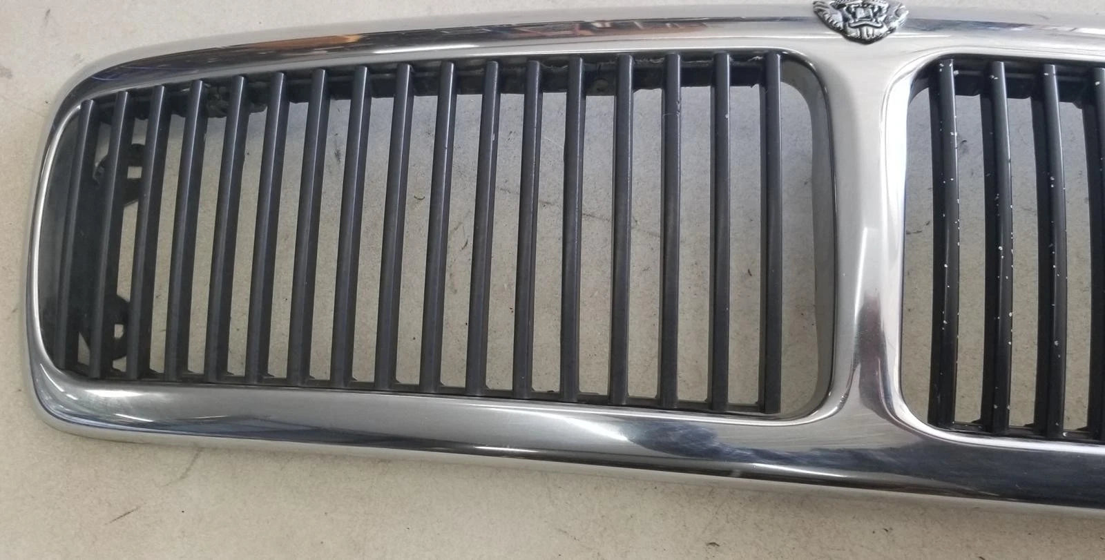 Radiator Front Grill Grille with Emblem for Jaguar XJ6 XJ12 (1995–1997)