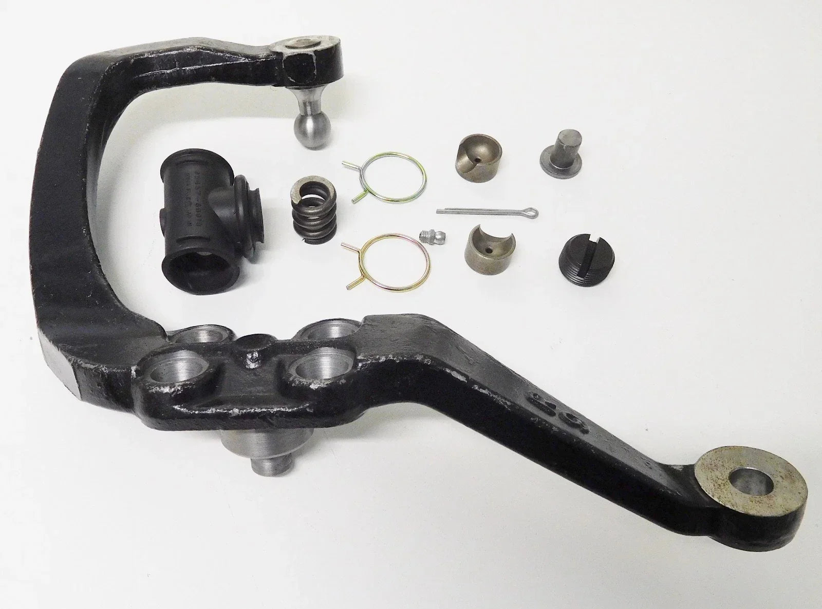 RH Steering Boomerang Swivel Arm + Ball Cup for Hilux LN42 LN46 (1979-1983)