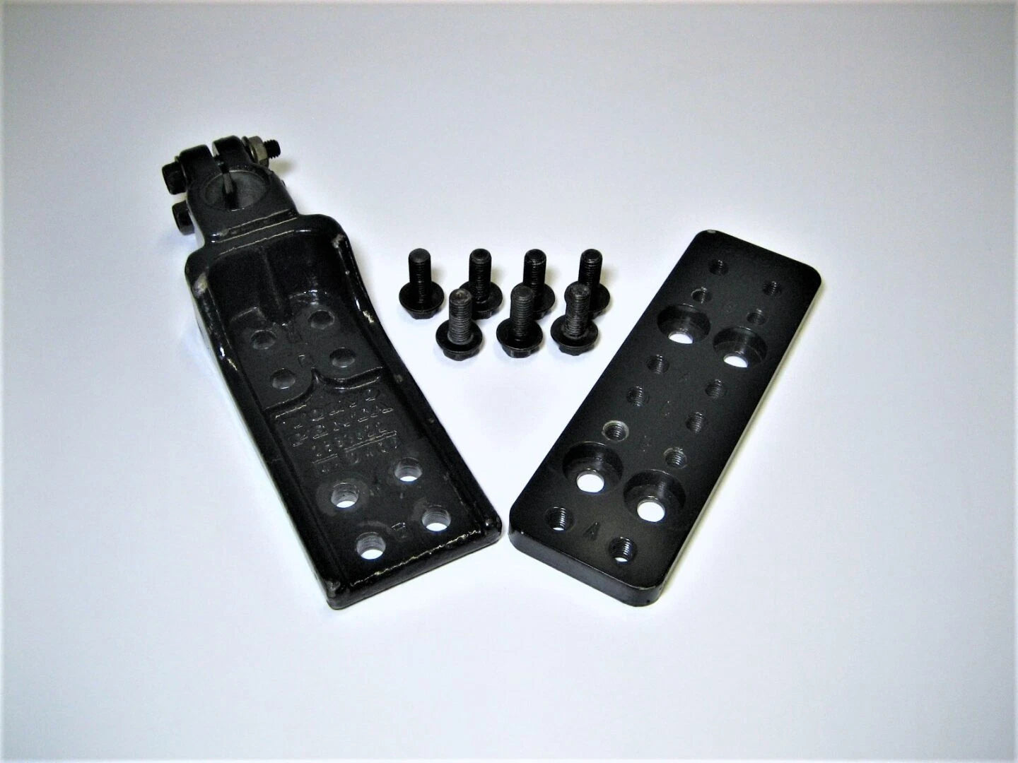 Transmission Mounting Bracket Plate Assembly for Volvo Penta (3883822, 3808584)