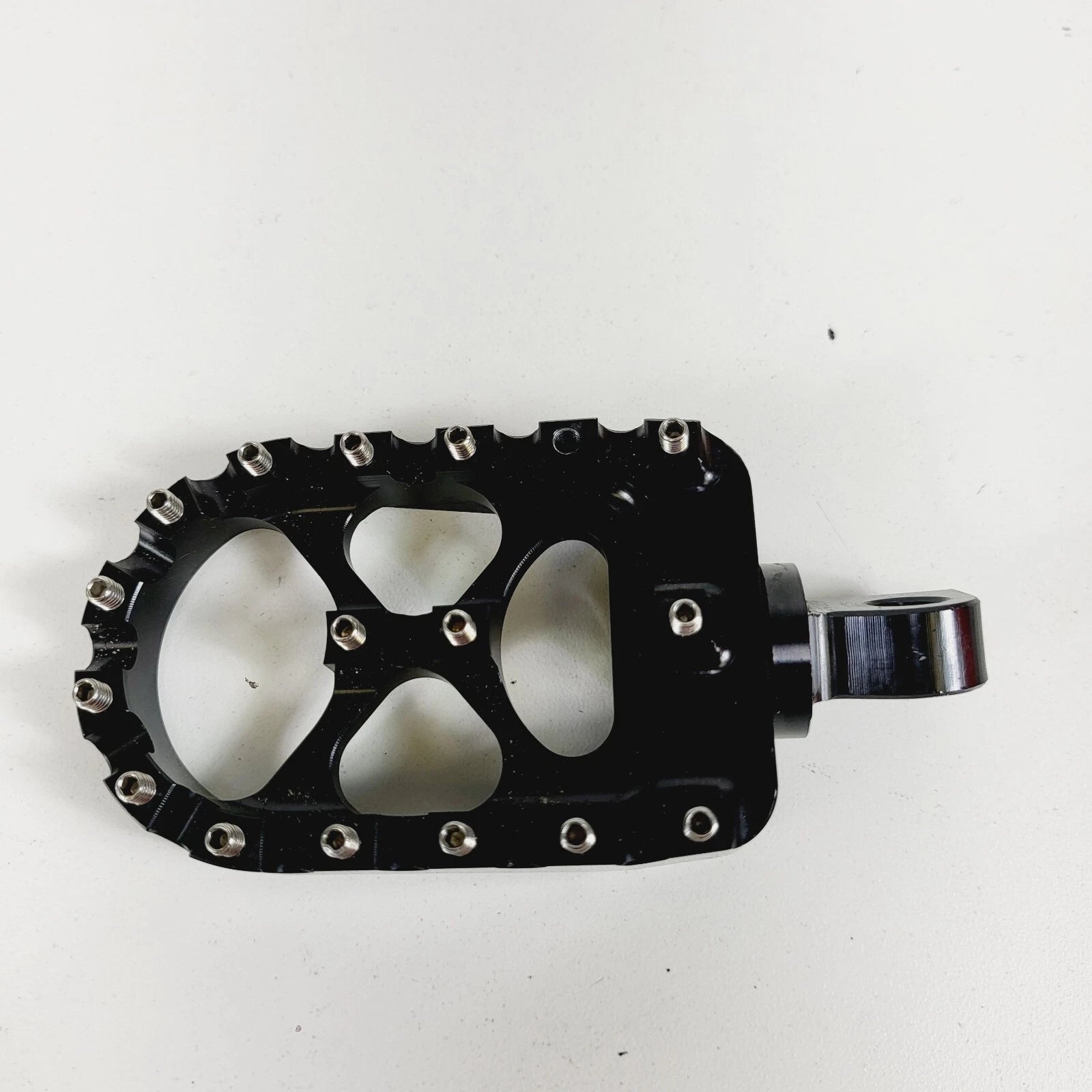 1 Replacement Black 6061-T6 Foot Peg for Harley Touring Dyna Softail (–)