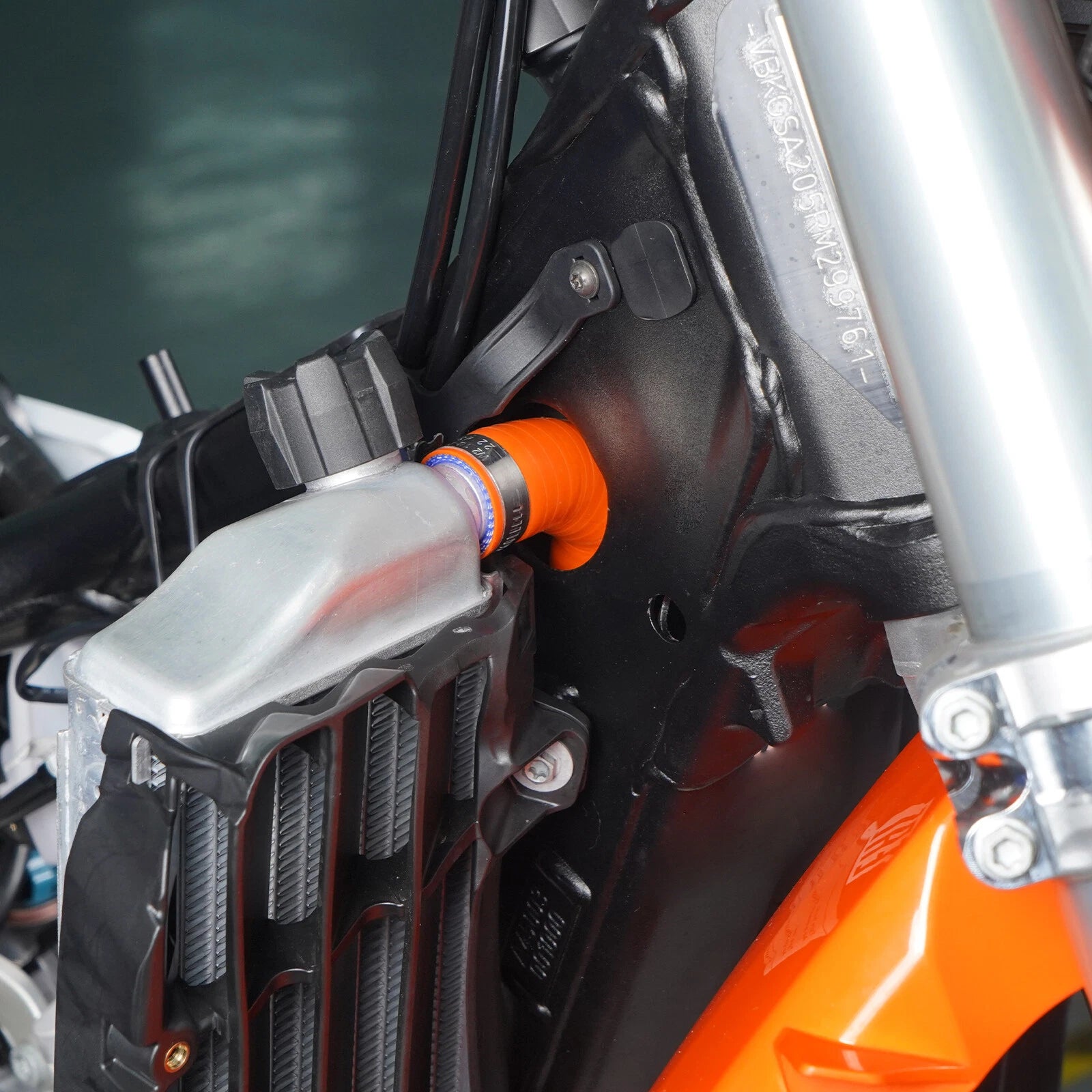 Radiator Frame T-Piece Hose for KTM 125 250 300 350 450 XCF XC SXF SX (2023–2024)