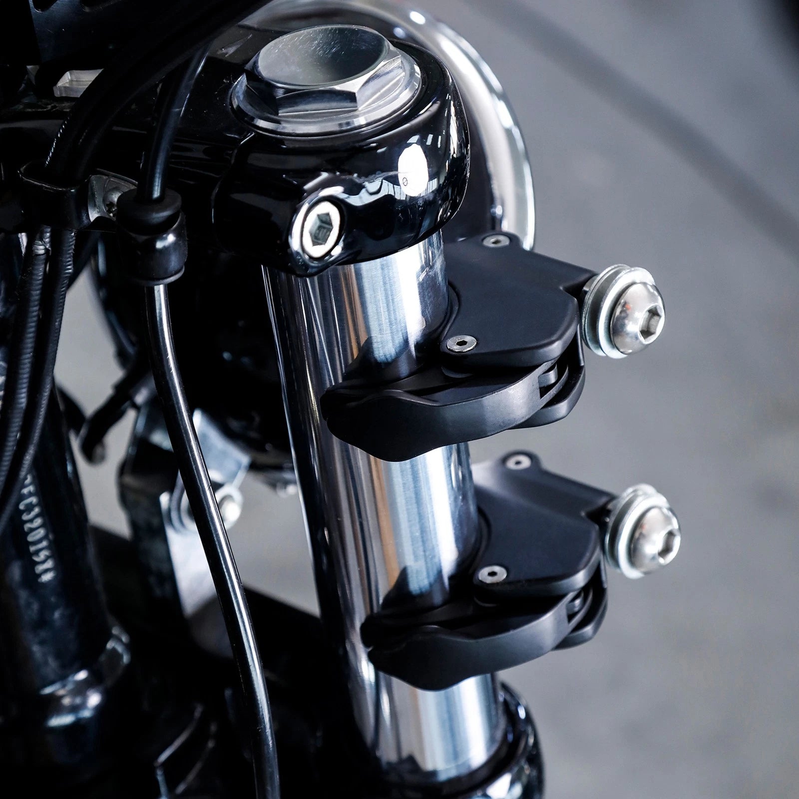 39mm Windshield Clamps for Harley Sportster XL883 XL1200 Dyna Super Glide (2004–2023)