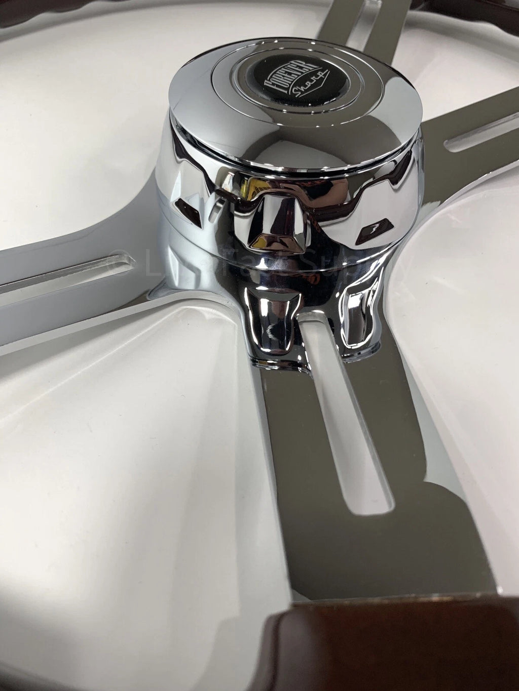 18 Inch Wood Steering Wheel with Rivets for Kenworth Peterbilt Freightliner (2000–2019)