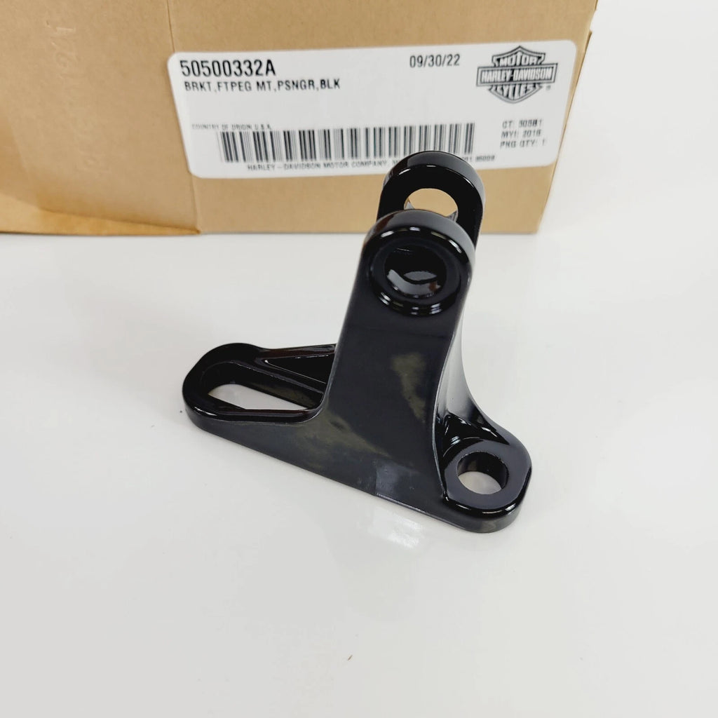 Harley-Davidson 50500332A RH Passenger Foot Peg Mount Bracket Touring (–)