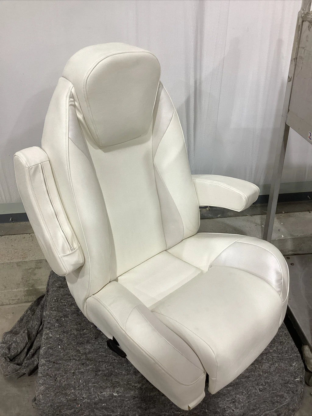 LCI Platinum Reclining Helm Seat for Pontoon (Open Box) 674637