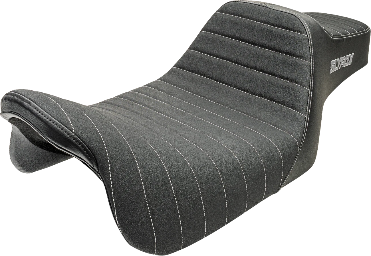 SLYFOX Highnoon Seat for FLH/FLT (2008–2024) - Vinyl, Classic Stitch, Silver Logo