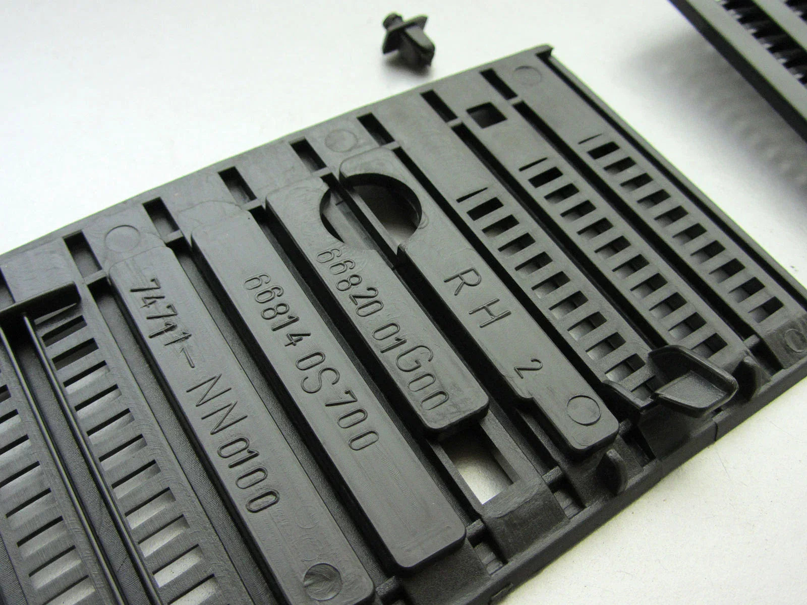 Wiper Cowl Grill with Clips for Nissan Navara D21 (1992-1997)