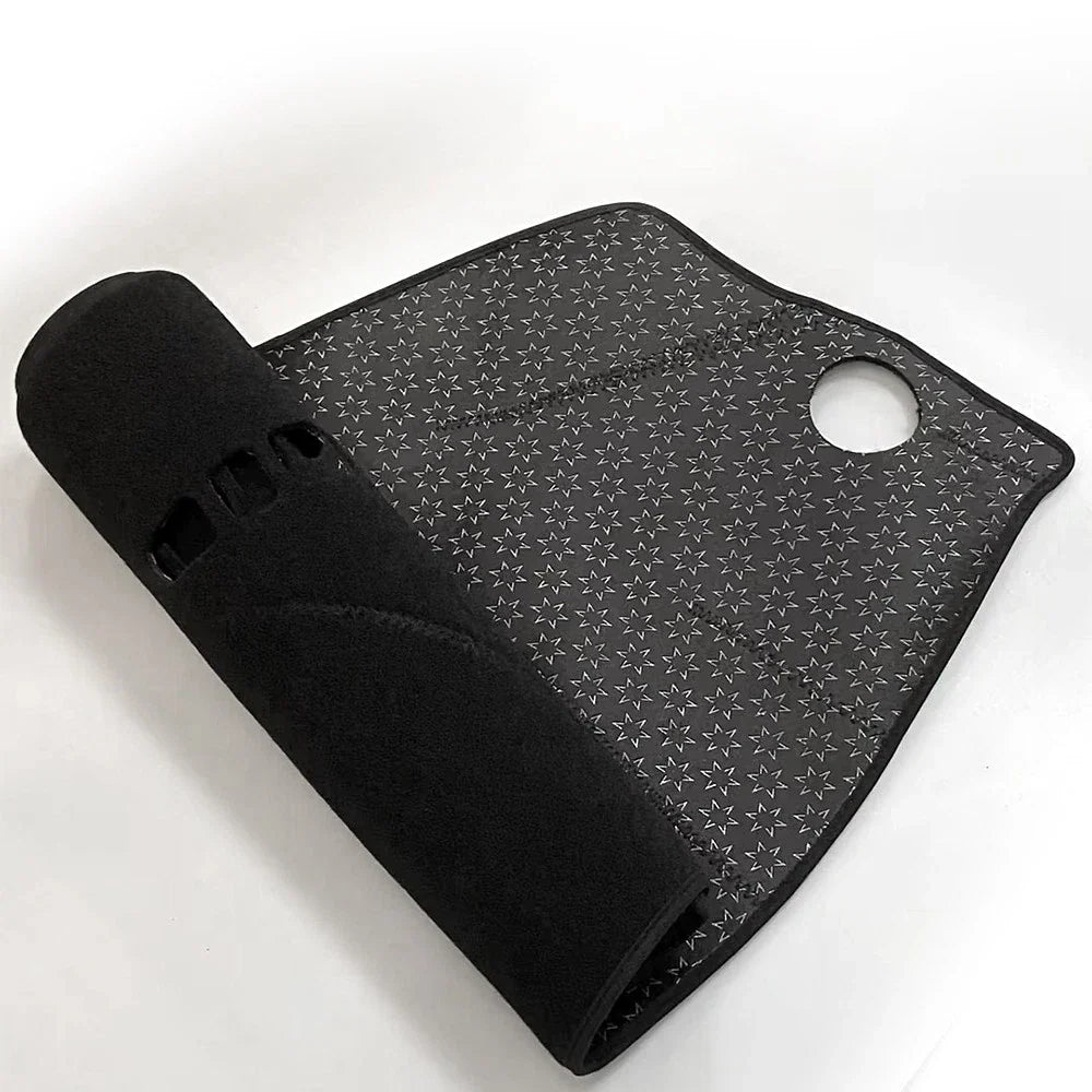 Dash Mat / Non-Slip Black / Dash Mat for Golf 4 MK4 (1997–2003)