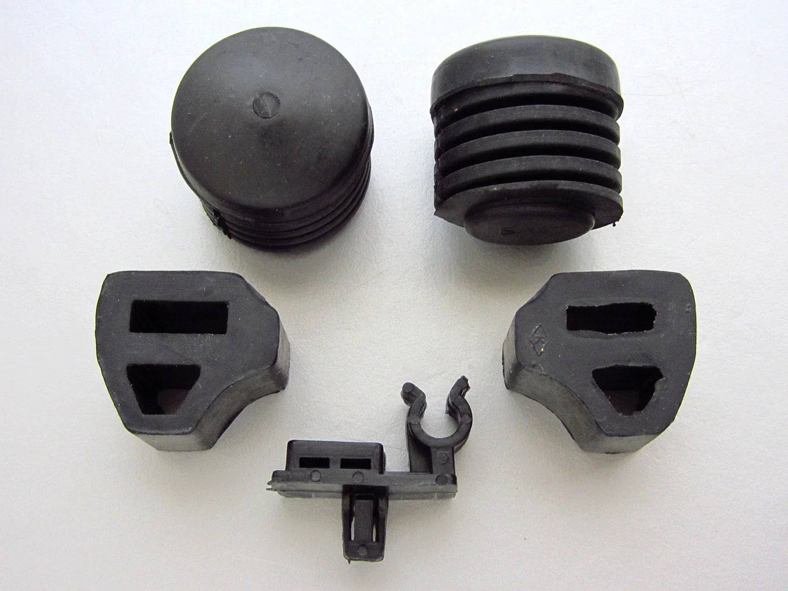 Isuzu TF TFR Trooper Holden Rodeo Hood Bonnet Rubber Bumper & Prop Rod Clamp