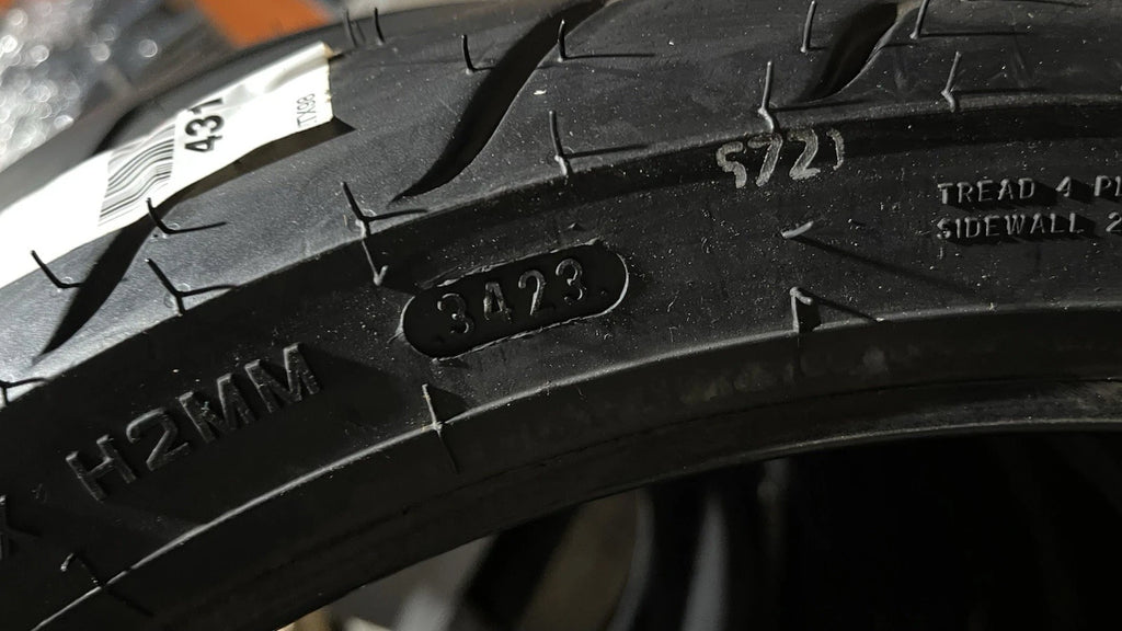 Dunlop D208F Tire 120/70ZR19 for Harley-Davidson (Front, Blackwall)