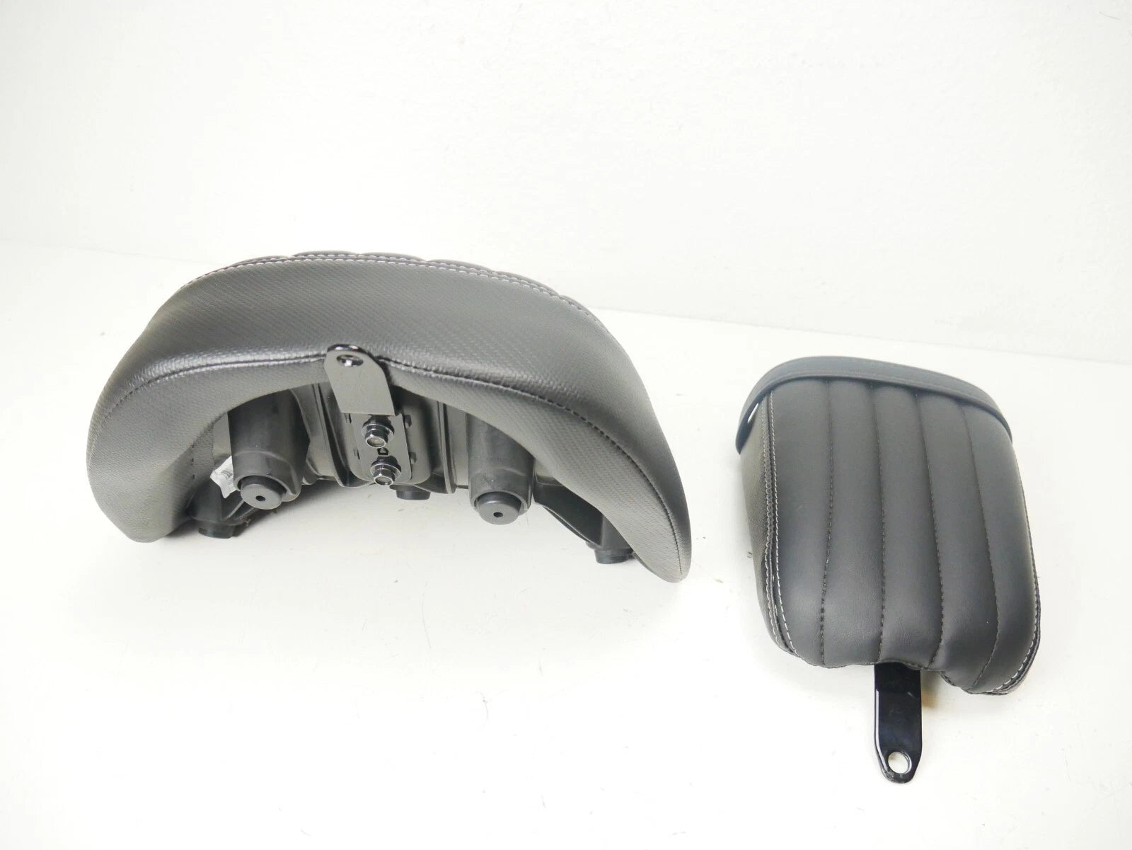 Tuck Roll Driver Passenger Seat for Harley Softail Slim StreetBob (2018–2022)