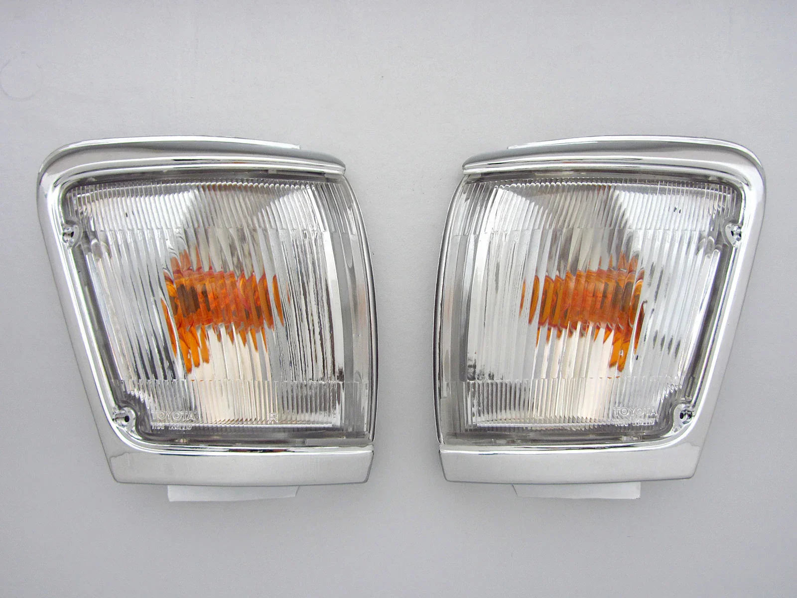 Chrome Indicator Corner Lights for 88-97 Toyota Hilux LN103 LN104 (88-97)