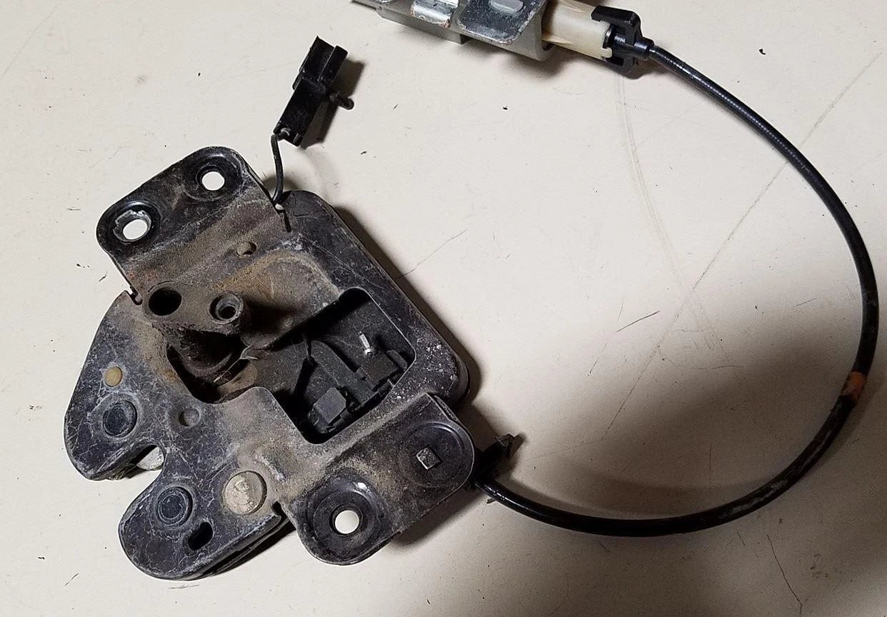 Trunk Lock Latch Assembly for Ford Thunderbird Cougar (1989–1995)
