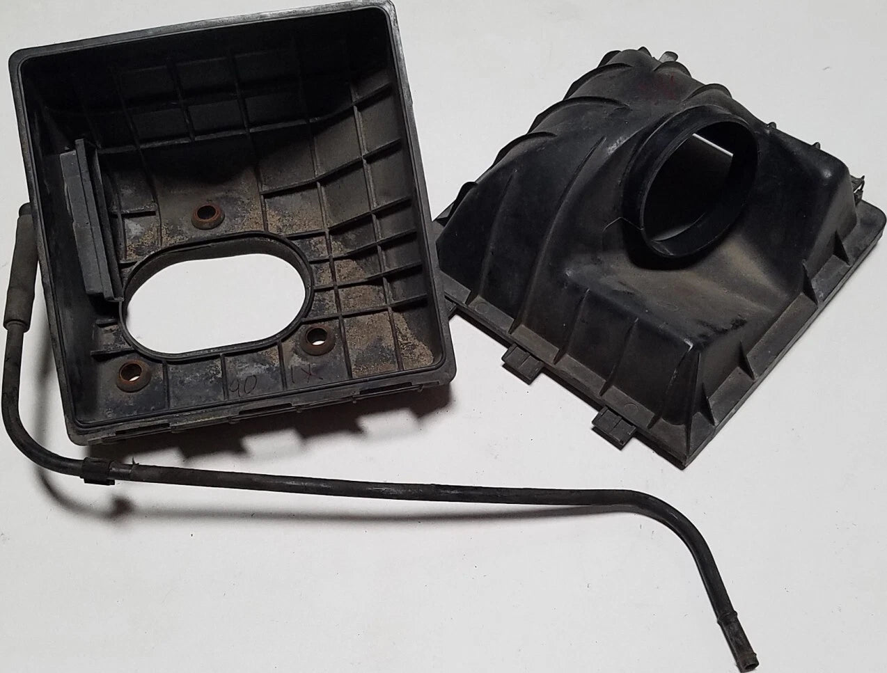 Air Box Assembly with PCV Tube for Ford Thunderbird Cougar (1989–1991)