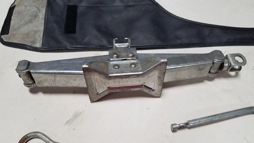 Spare Wheel Floor Jack with Pouch for Lincoln Mark VII (1984–1992)