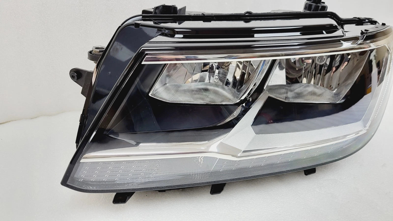 Driver Side Headlight Lamp Assembly for Volkswagen Tiguan (2018–2021) 5NM941005