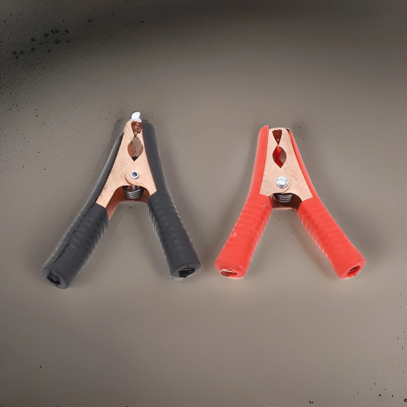 2X Crocodile Clip Battery Clamps for Universal Use