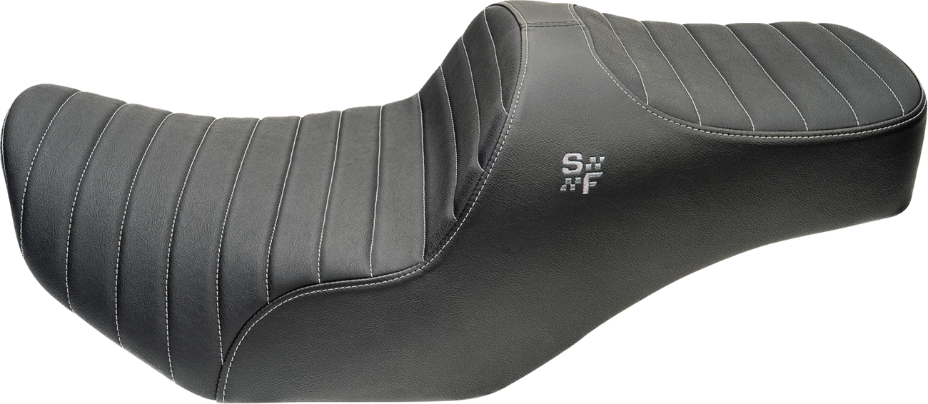 Chariot Seat for FLH/FLT (2023–2026) - Silver Classic Stitch, Silver Logo