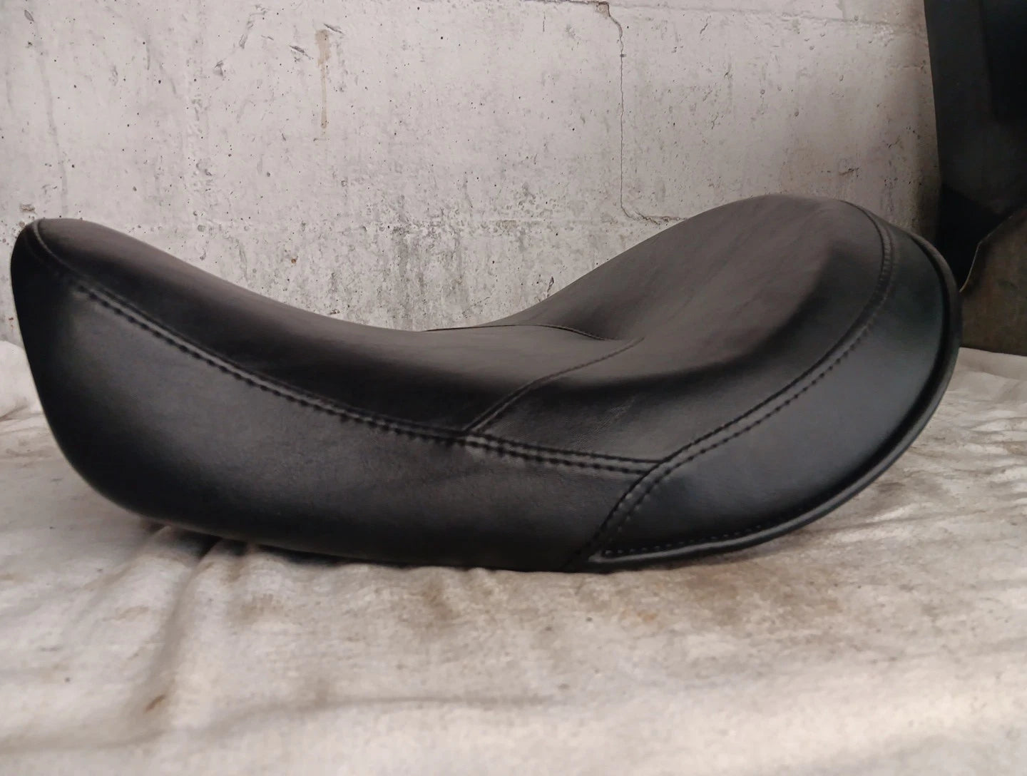 Solo Seat for Harley-Davidson Streetbob (2006–2017) #51475-09-R