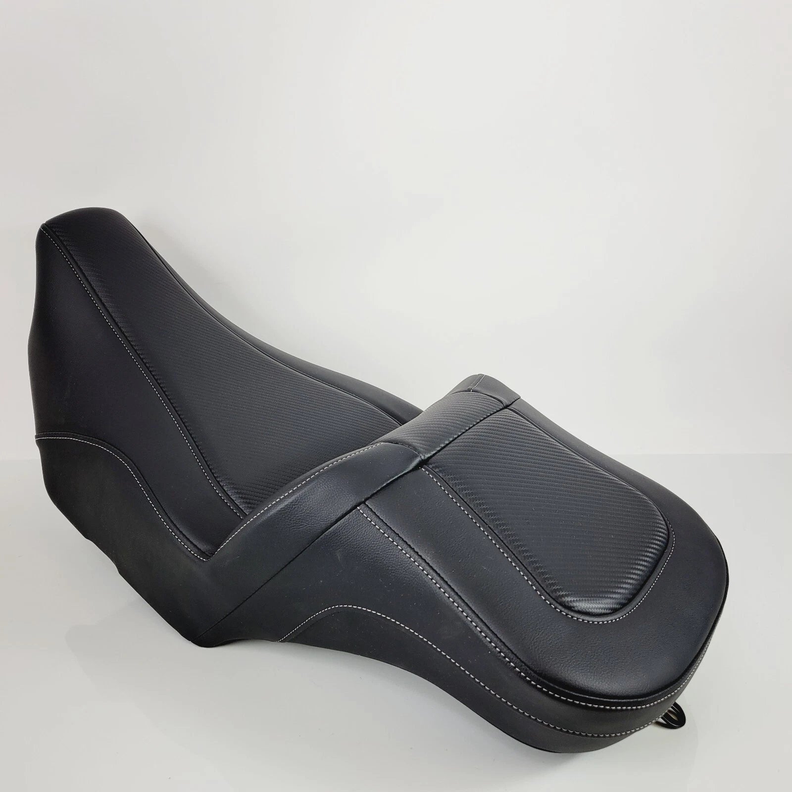 Saddlemen Roadsofa Extended Reach Seat for H-D (2023–2025) - Silver Stitch, Carbon Fiber