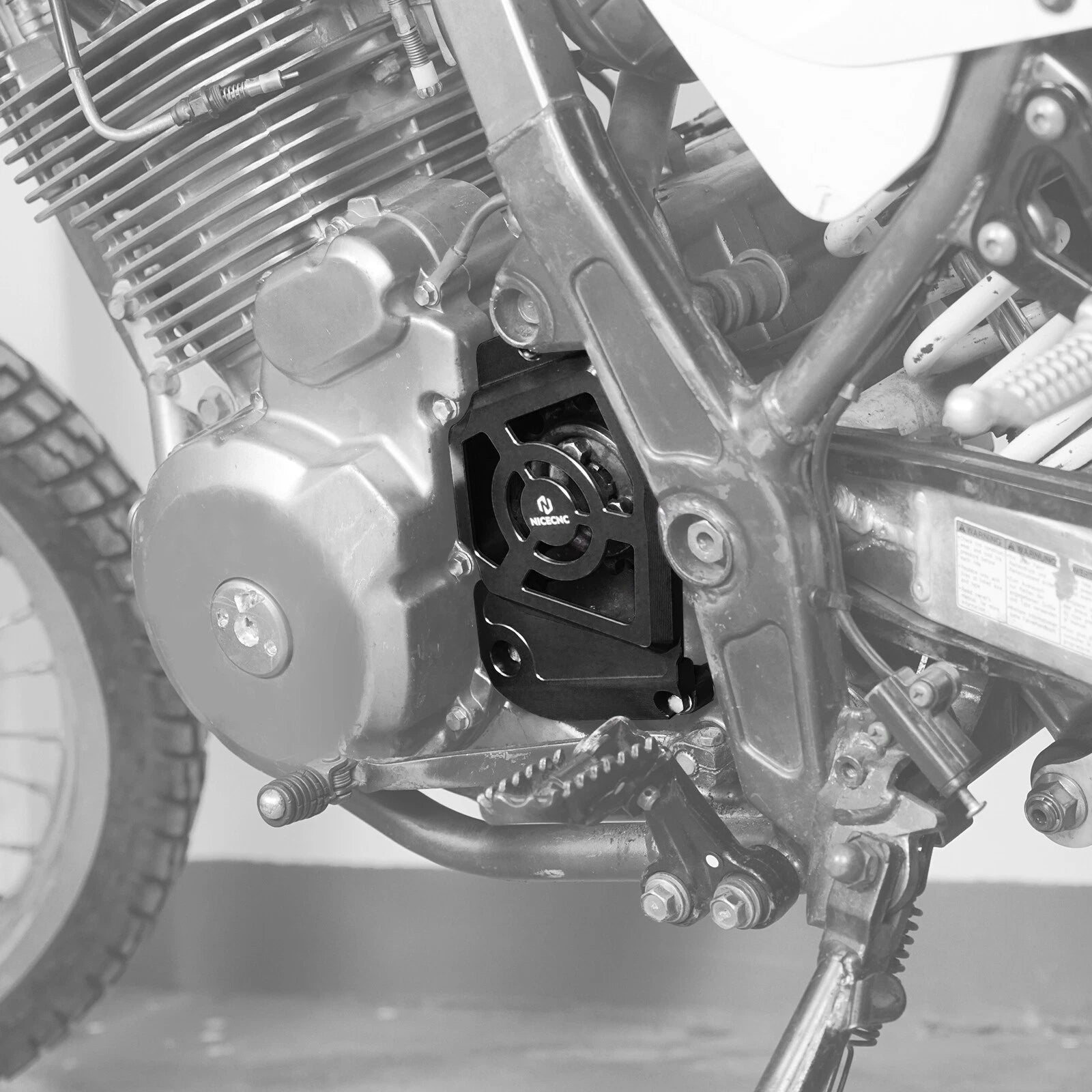 CNC Front Sprocket Cover Chain Guard Protector for Suzuki DR650S/SE (1996–2024)