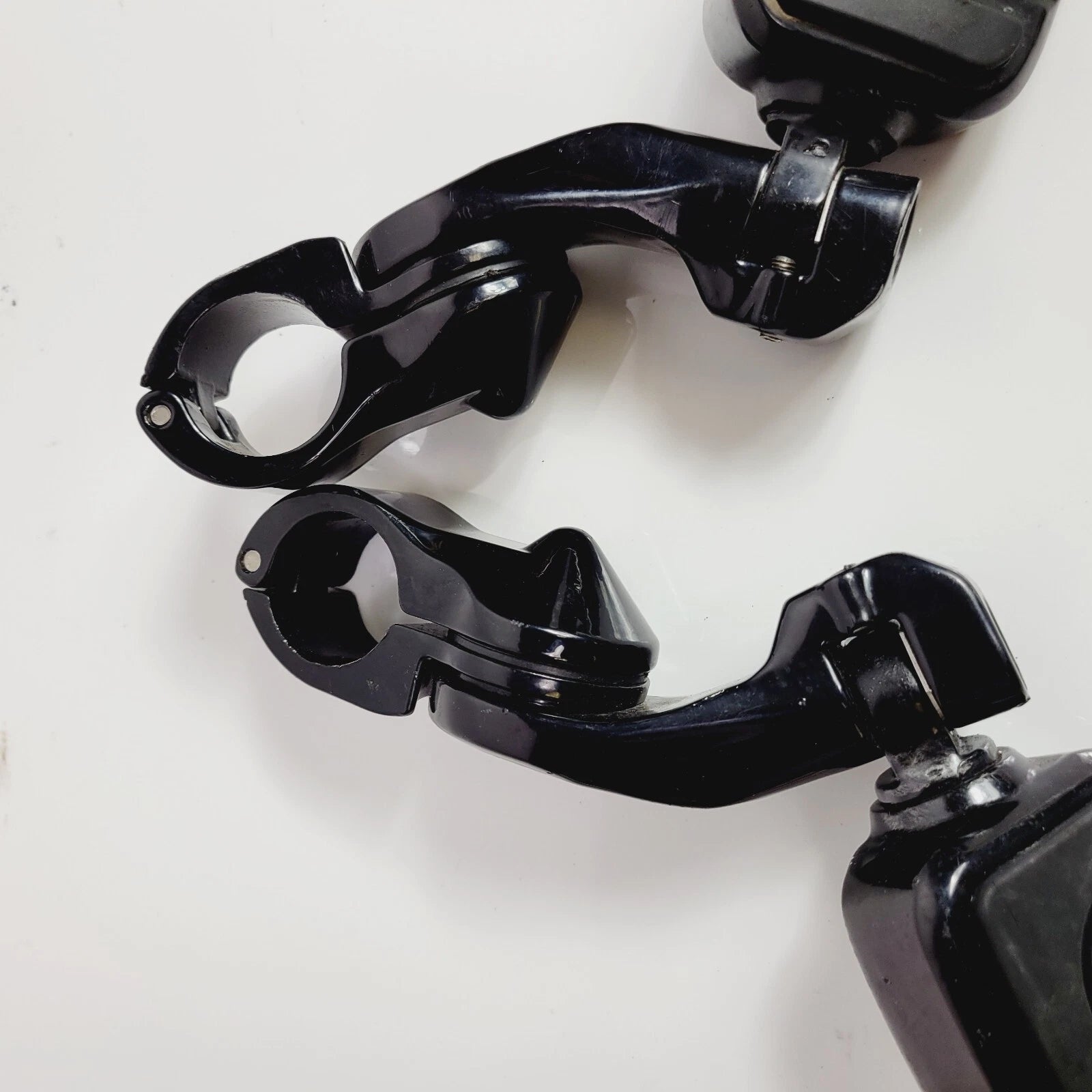 Short Angled Crashbar Mount Footpegs for Harley