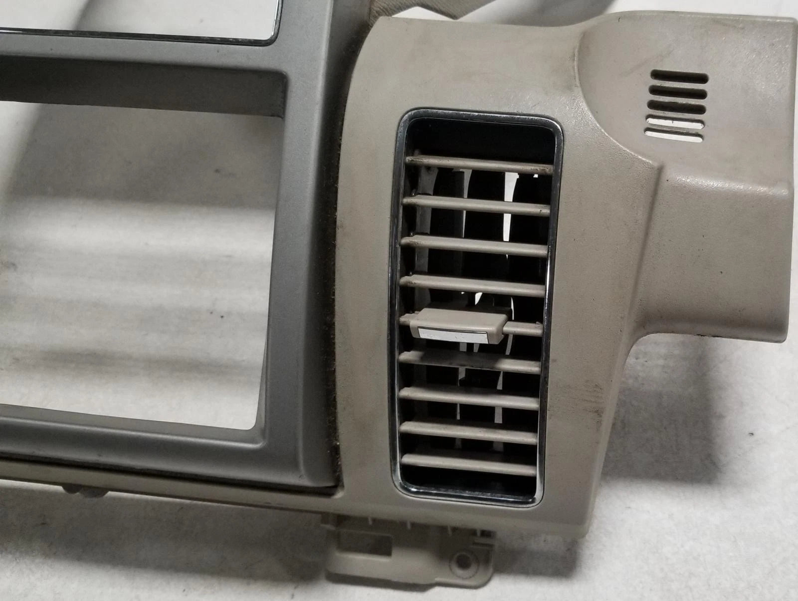 Radio Navigation Air Vent Bezel Assembly for Ford Flex (2009–2012) Beige