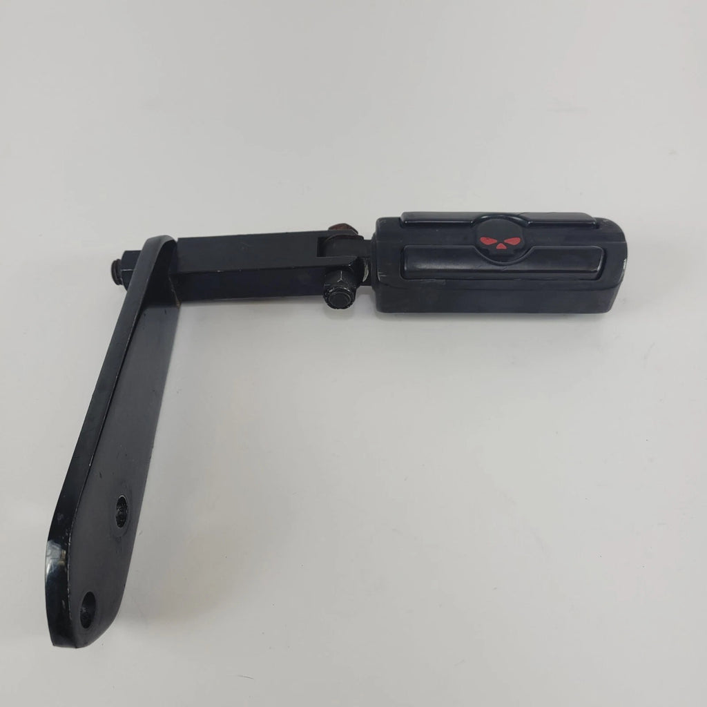 Right Black Highway Peg Mount with Black Skull Foot Peg for Harley Dyna (1991–2017)