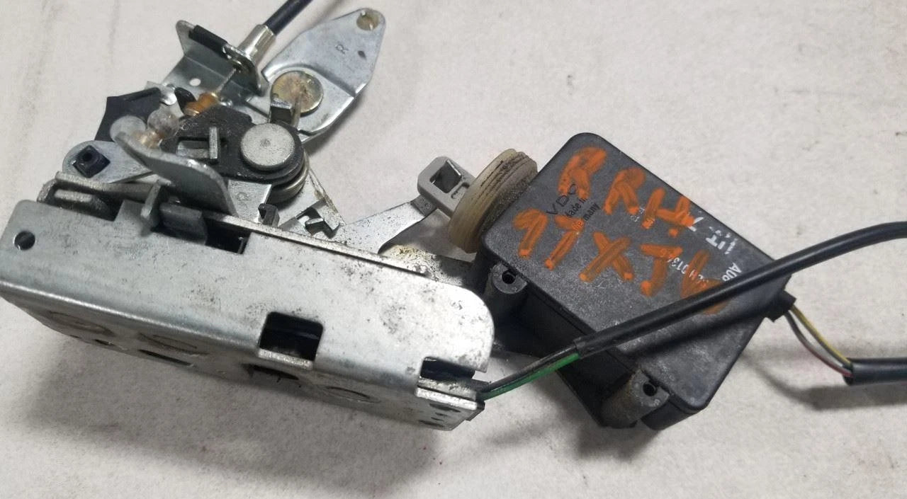 Door Latch for Jaguar XJ6 XJ12 XJR (1995–1997) RH Right Passenger Side OEM