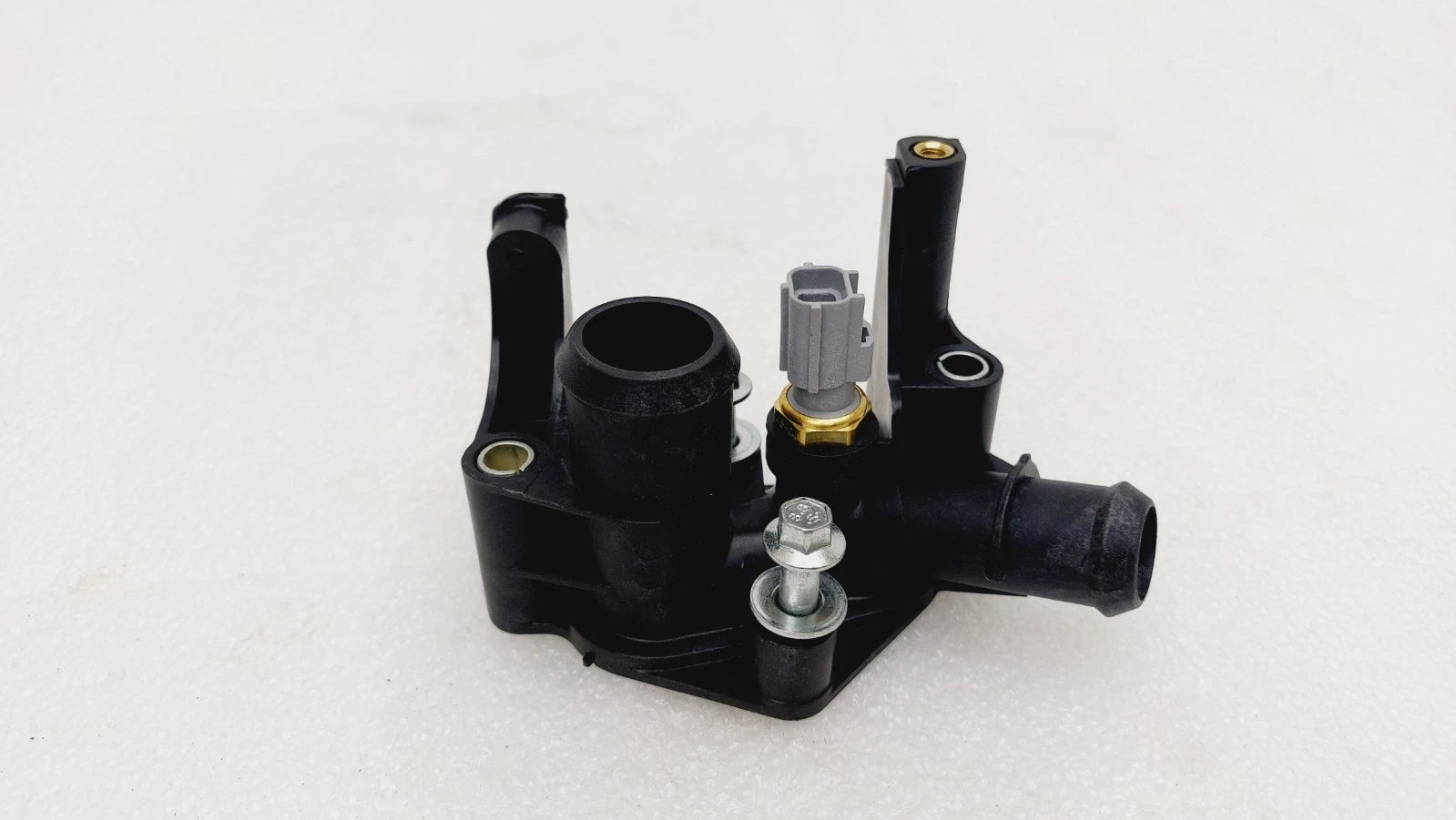 Engine Coolant Water Outlet Connector Adaptor for Ford Fiesta 1.6L (2011–2019) 7M5G8K556AC