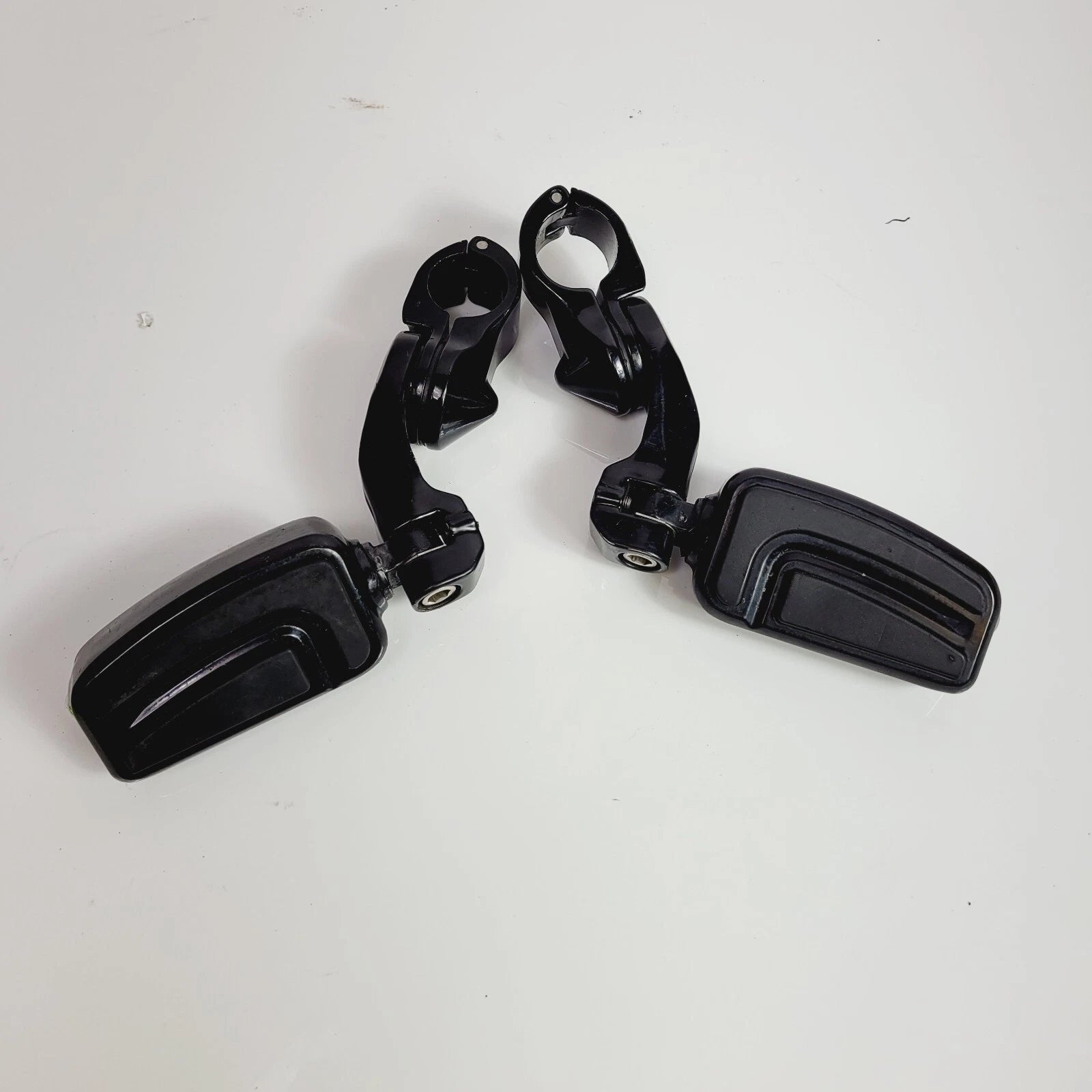 Short Angled Crashbar Mount Footpegs for Harley