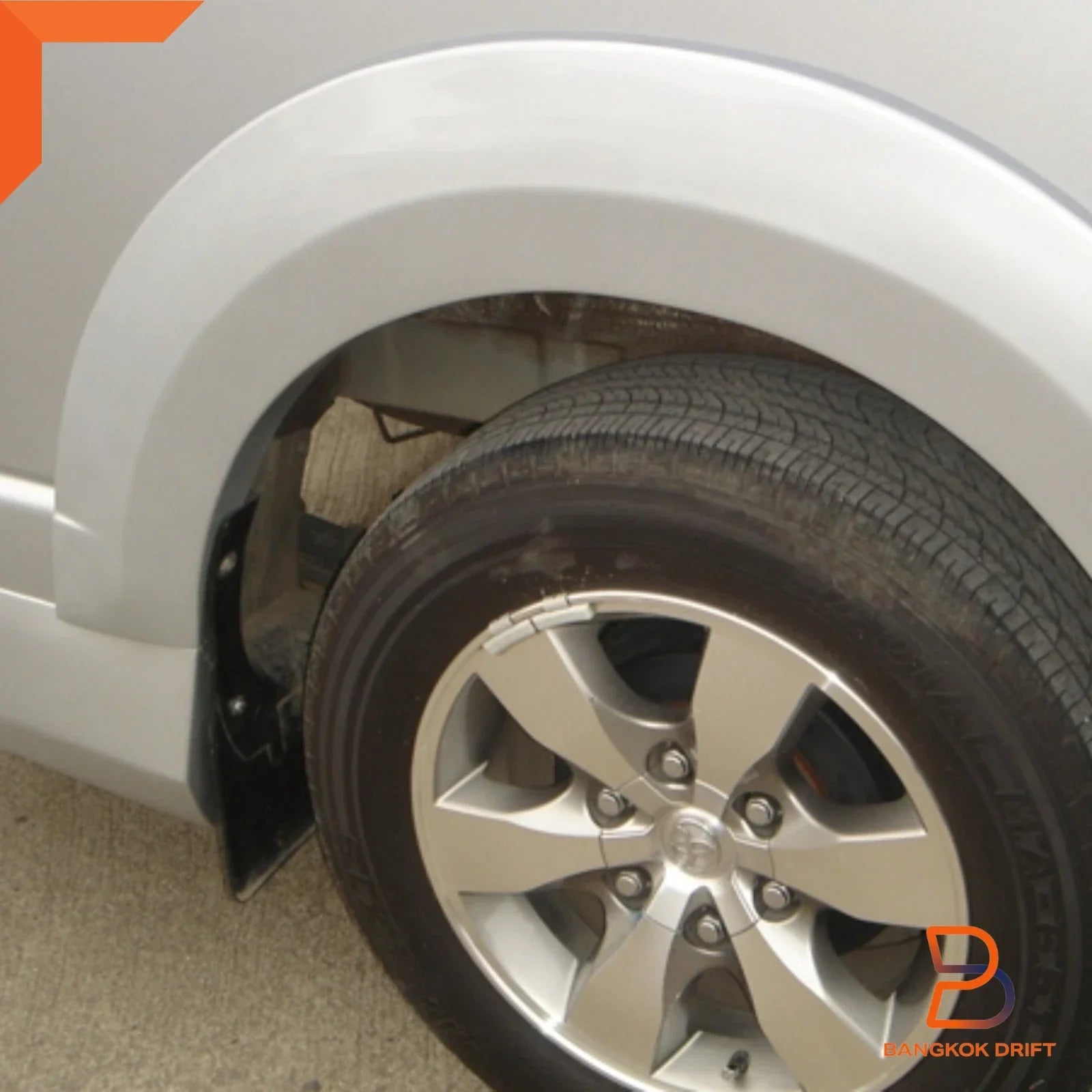 Silver Fender Flares Wheel Arches for Toyota Hiace Commuter (2005-2019)