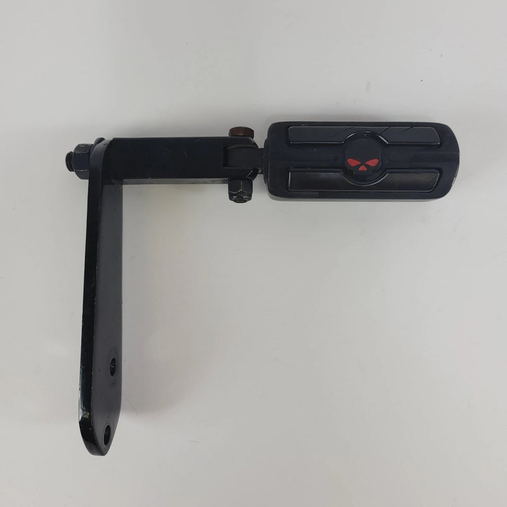 Right Black Highway Peg Mount with Black Skull Foot Peg for Harley Dyna (1991–2017)