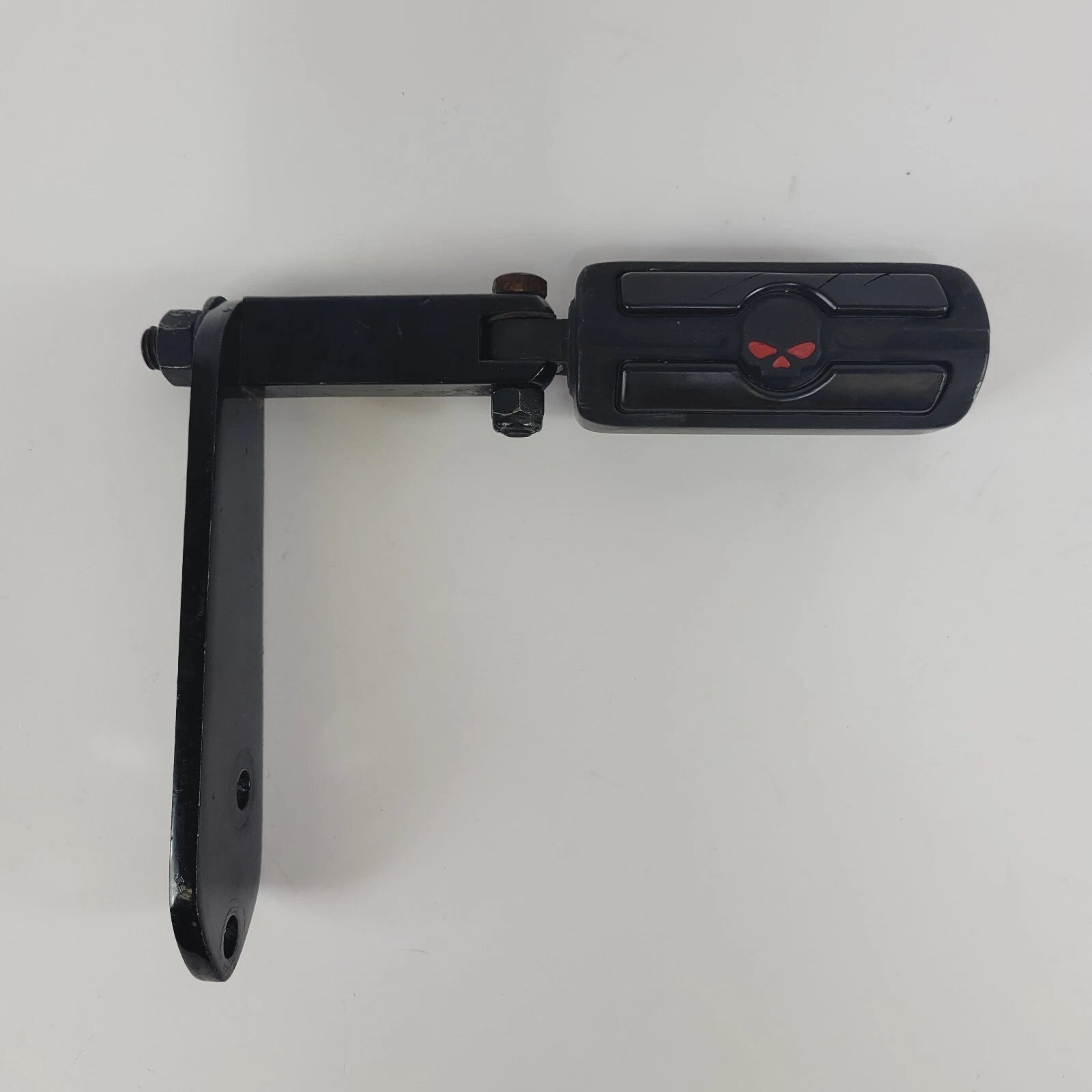 Right Black Highway Peg Mount with Black Skull Foot Peg for Harley Dyna (1991–2017)