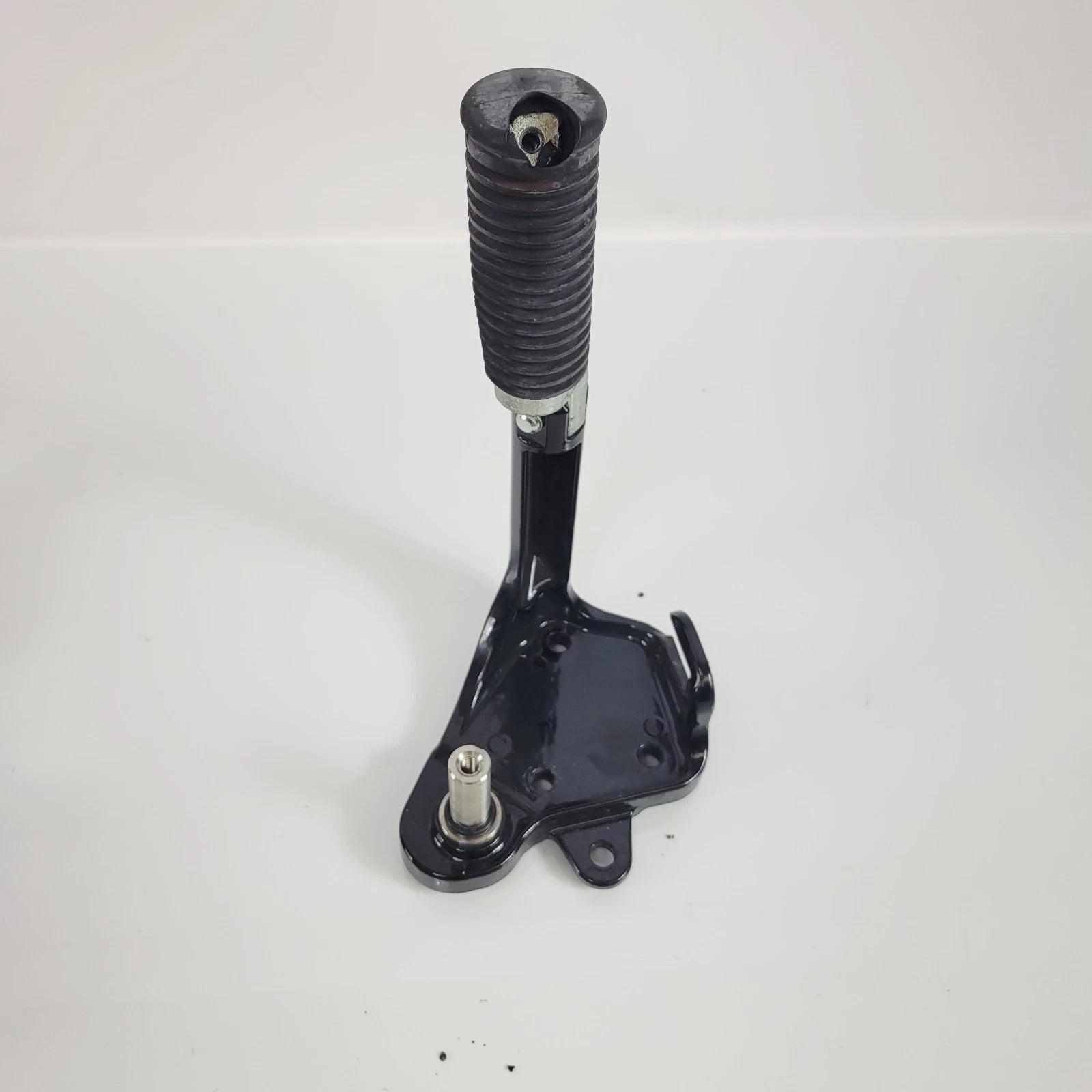 OEM Forward Control Right Footpeg Bracket for Harley Softail Heritage Classic (2005–2017)