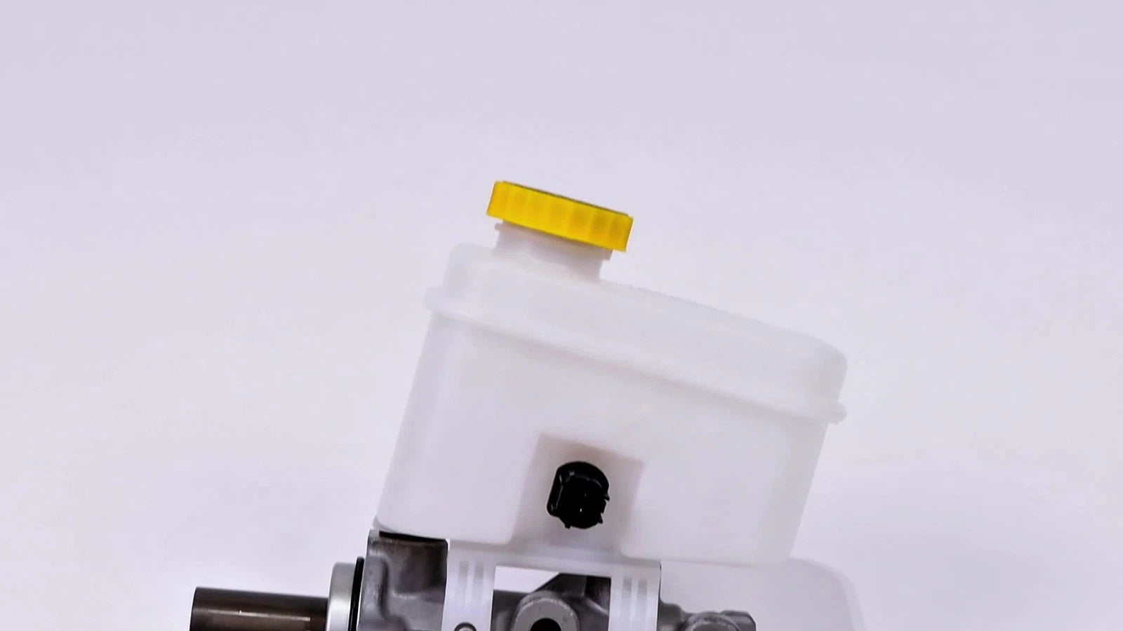 Brake Master Cylinder for Dodge Nitro (2007–2011) Jeep Liberty (2008–2011)